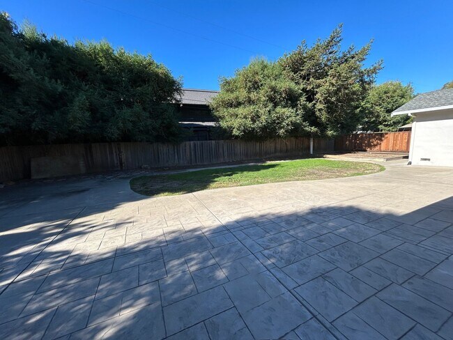 Building Photo - Spacious Single-Story 4BR Home with Bonus ...