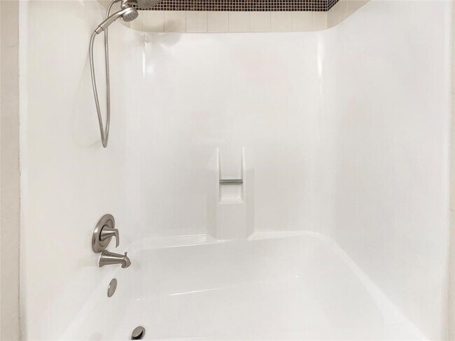 Building Photo - 6823 Greenway Chase St