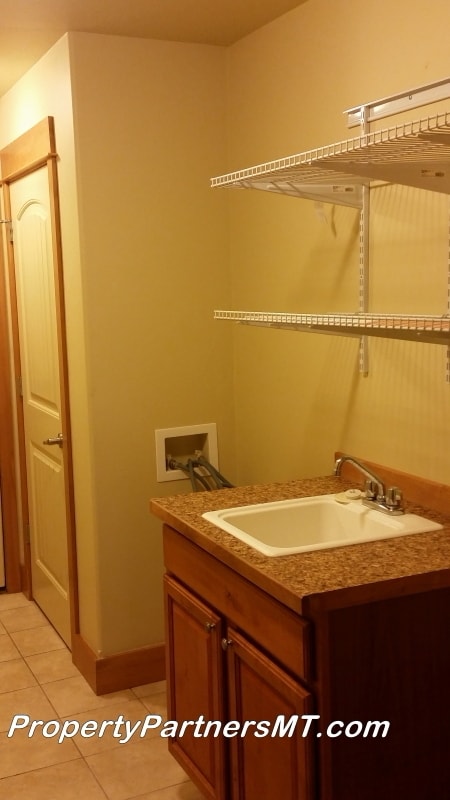 Building Photo - **Need more garage?** 3 Bed 2 Bath house