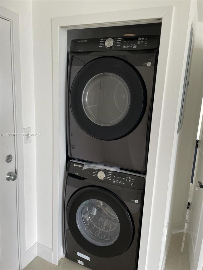 Building Photo - 170 SE 14th St