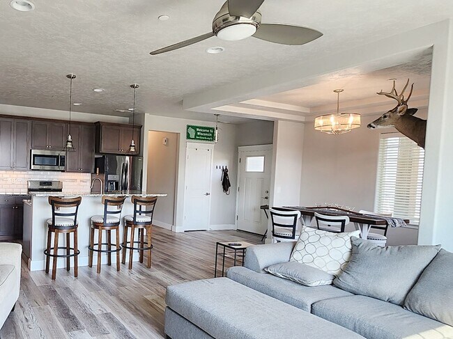 Building Photo - Home Sweet Home! Won't last long!