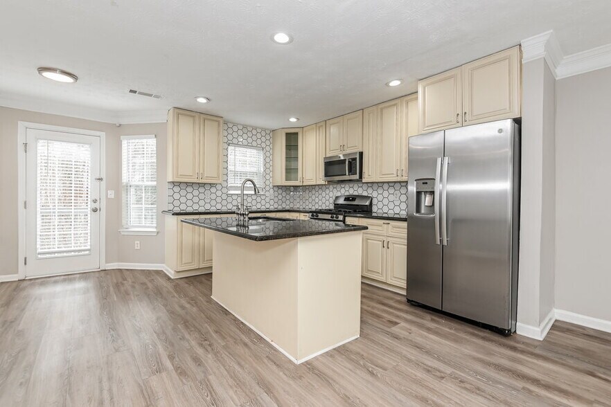 Building Photo - 425 Village Bluff Dr