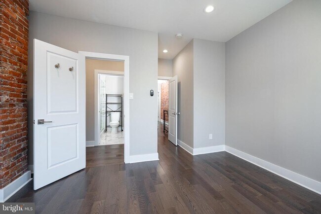 Building Photo - 1443 N Hollywood St