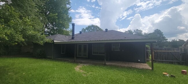 Building Photo - Beautiful 3 bedroom/2 bath with fireplace and huge covered back patio!