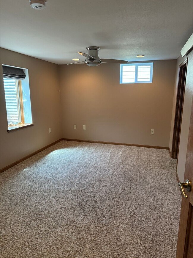 Building Photo - 4 Bedroom 3 Bath Home for Rent