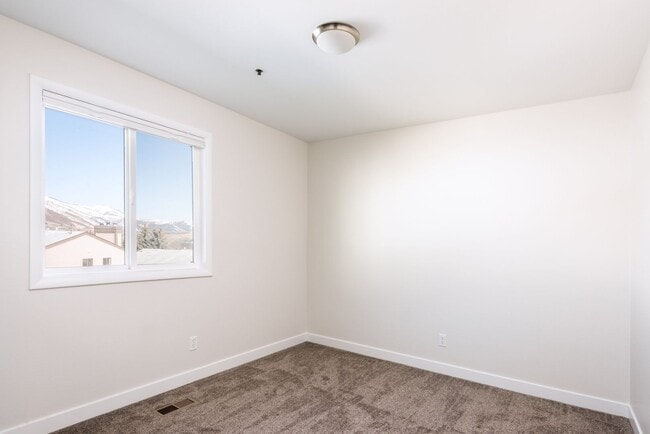 Building Photo - Bright and light Prospector Condo