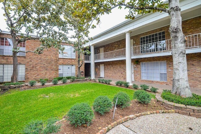 Building Photo - 2121 Fountain View Dr