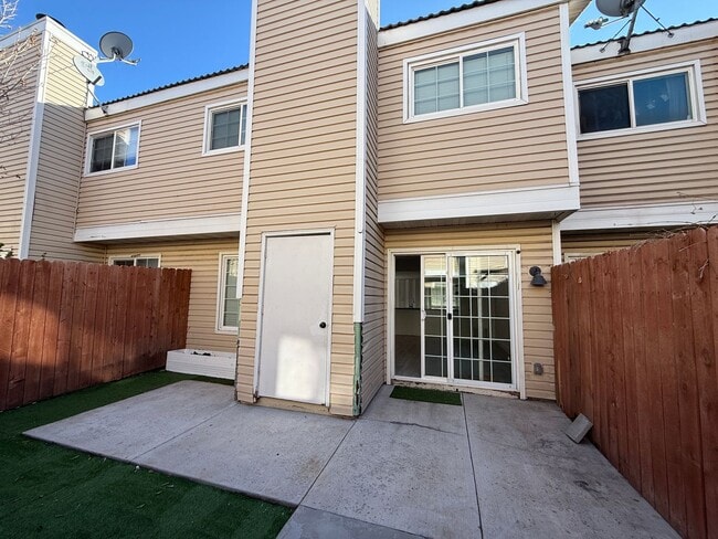 Building Photo - 1028 Bradley Square