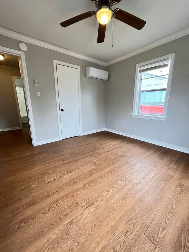 Building Photo - 2 Bed 1 Bath