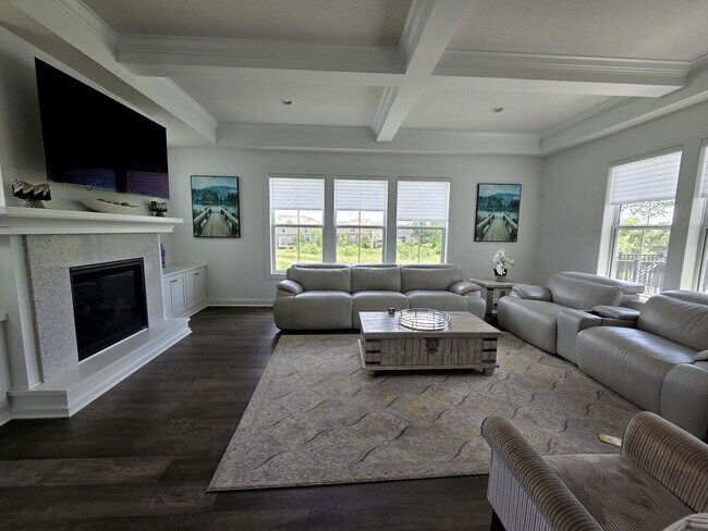 Building Photo - Beautiful 5 Bedroom 5 Bath in Woodbury