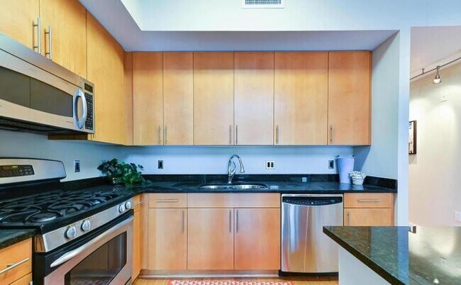 Building Photo - 1390 Kenyon St NW