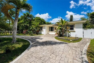 Building Photo - 516 Lavilla Dr