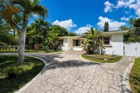 Building Photo - 516 Lavilla Dr