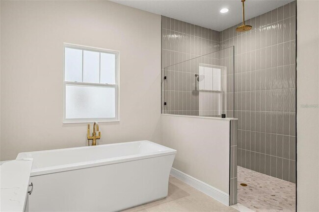 Building Photo - 1953 Arching Br