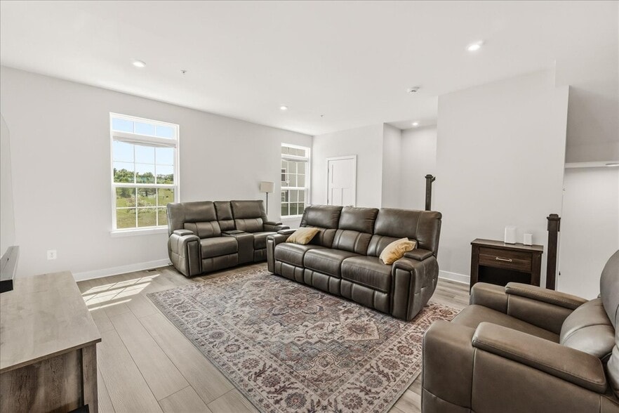 Living area with great views - 1403 Wilmer Park Ln