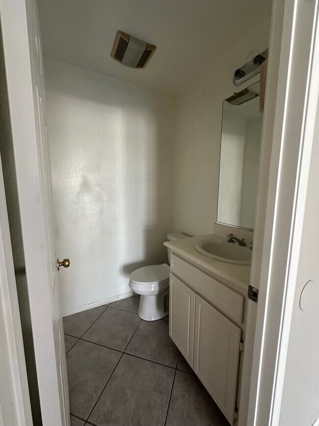 Building Photo - Beautiful 3bedroom 3bath w/ a Pool