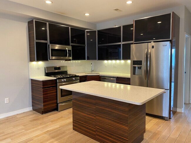 1439 - A Kitchen - 1439 N Franklin St