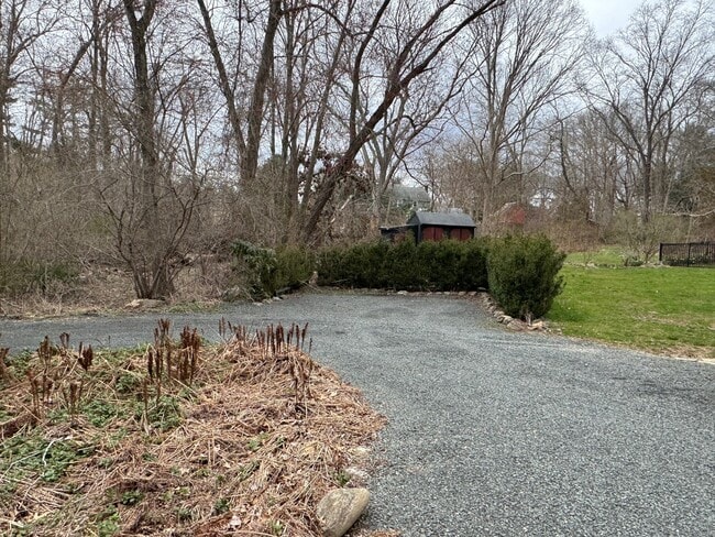 Building Photo - 592 Horse Pond Rd