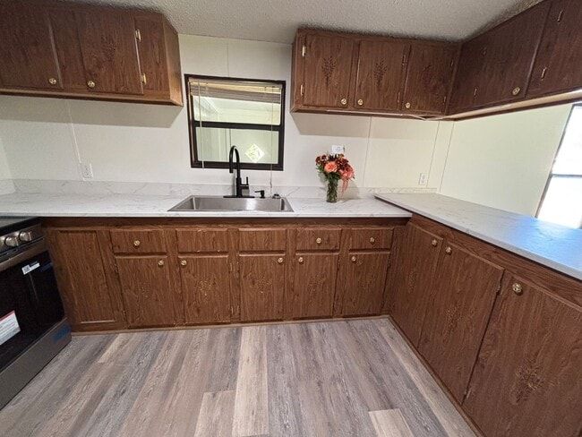 Building Photo - FOR RENT