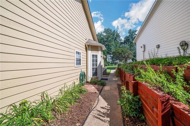 Building Photo - 487 Ravinia Way