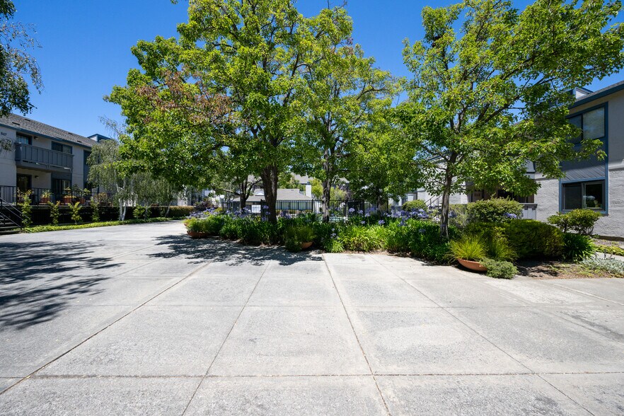 Building Photo - 851 Woodside Way