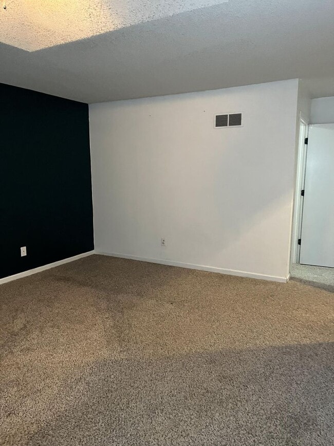 Building Photo - 3 bed 2.5 bath townhome off Bob Billings!