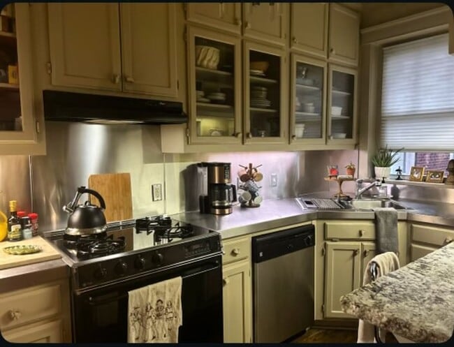 Building Photo - Gorgeous Condo in Sophian Plaza!