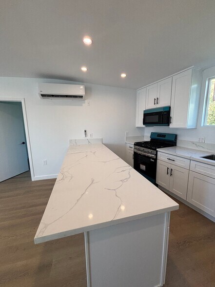 Building Photo - 2280 S Barrington Ave