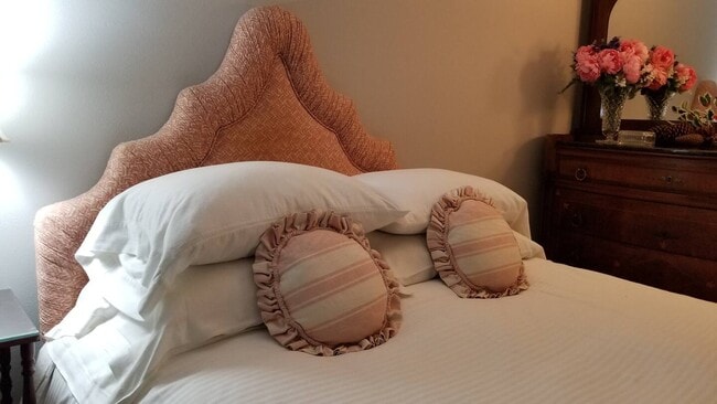 Building Photo - 1881 Cliff Rd