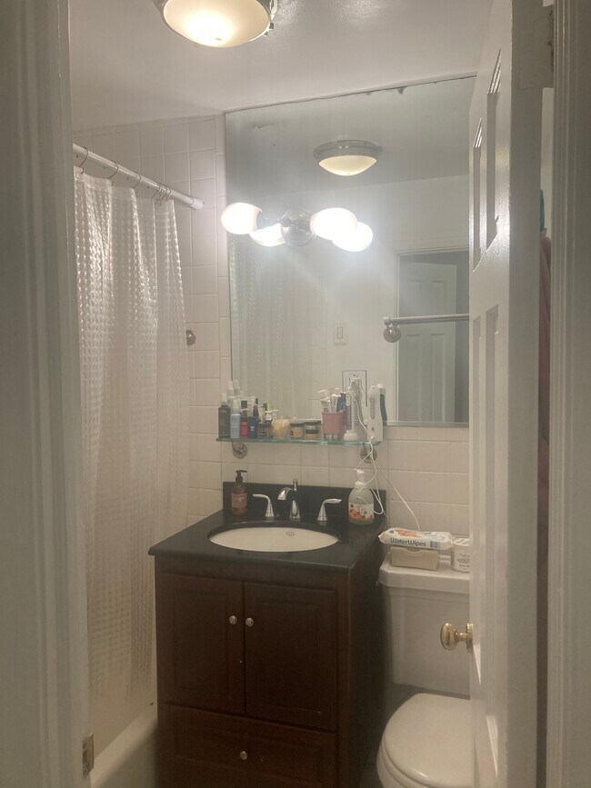 Building Photo - 1730 W Abingdon Dr