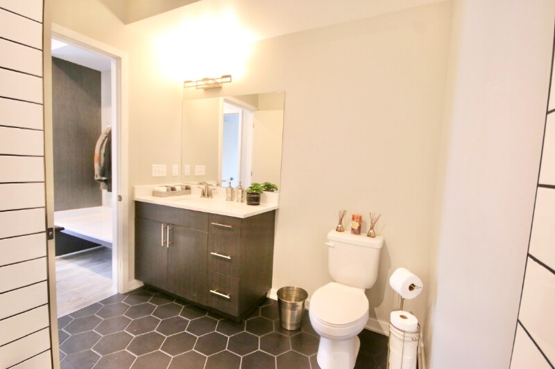 Building Photo - 2208 N Newhall St