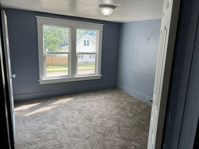 Building Photo - SPACIOUS 3 BEDROOM HOME READY TO WELCOME YOU