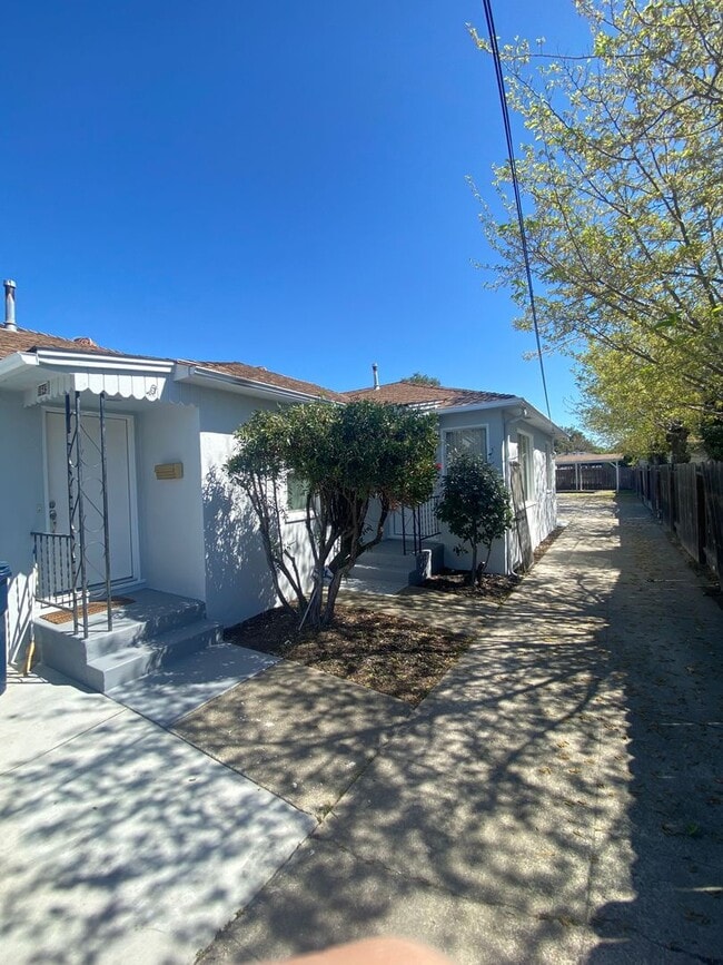 Building Photo - $2490 / 2 BR - GORGEOUS RECENTLY REMODELED CENTRAL LIVERMORE DUPLEX UNIT