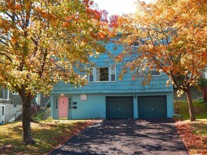 Building Photo - Bright  Second Floor Flat Across from Barr...