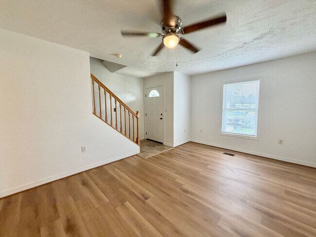 Building Photo - 116 T-Bird Ln