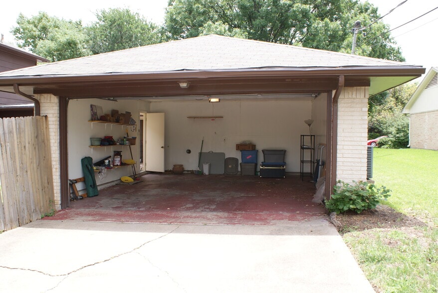 Building Photo - 7737 Village Trail Dr