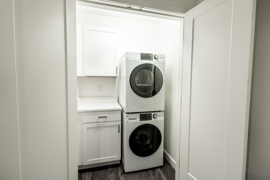 Building Photo - 814 7th St