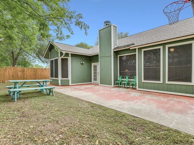 Building Photo - 14608 Town Hill Dr