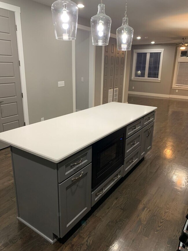 Building Photo - 3 Bed, 3.5 Bath Home w/ 2 Car Garage and Lake Views