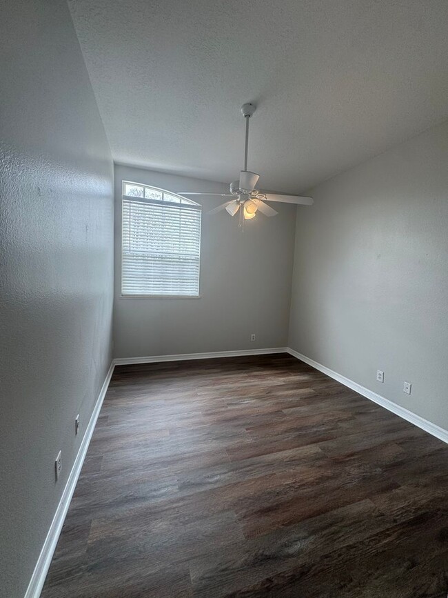 Building Photo - 3 BD / 2BA WATER VIEW CARRIAGE TOWNHOME