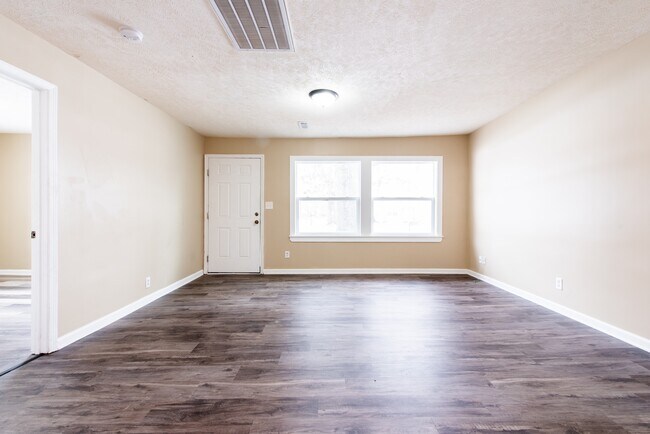 Building Photo - 6610 Elmwood Ave