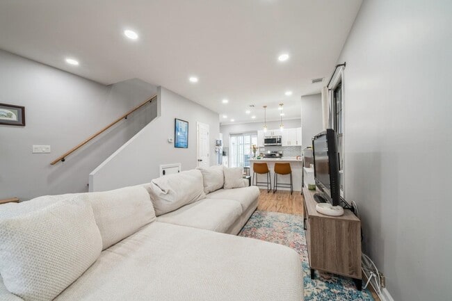 Building Photo - 318 2nd St