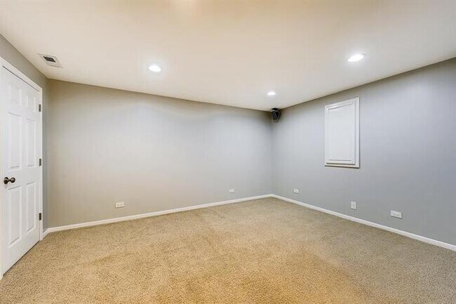 Building Photo - 3 Meadow Lane, Oakwood Hills, IL, 60013