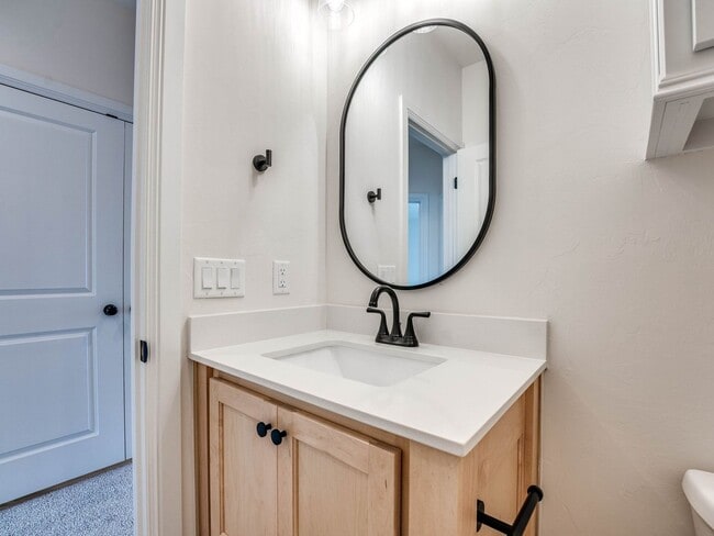 Building Photo - Luxury, Zero Maintenance Living in Edmond!