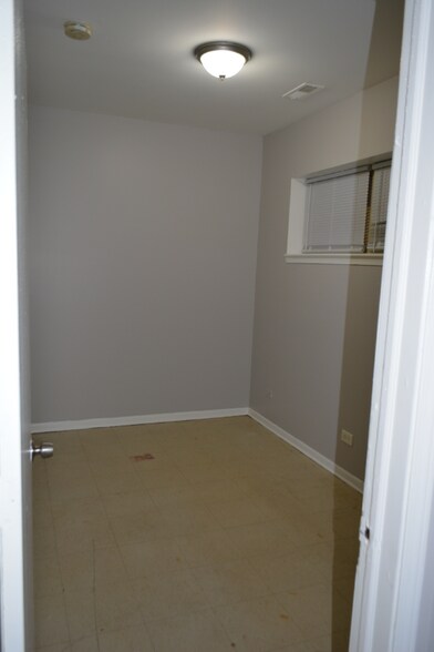 Building Photo - 4136 W Gladys Ave