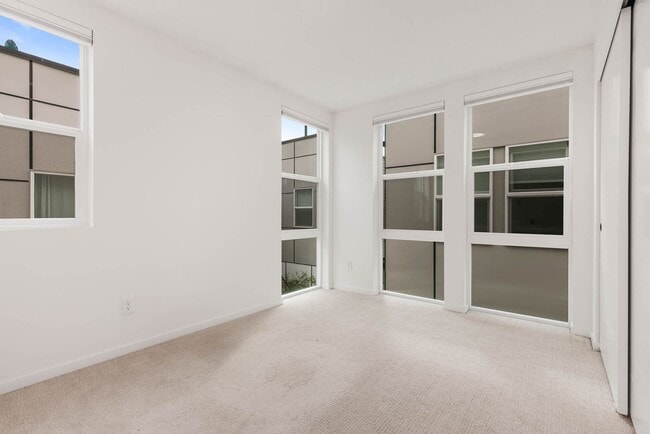 Building Photo - Modern Standalone Townhome with Private Rooftop Deck