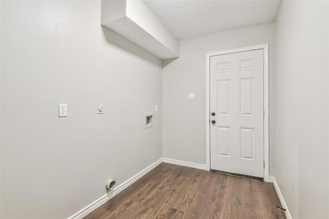 Building Photo - 7003 Huntbrook Dr