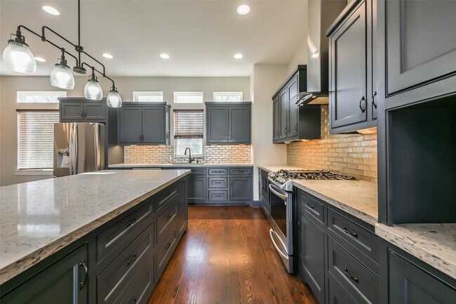 Building Photo - 2422 Hadley St