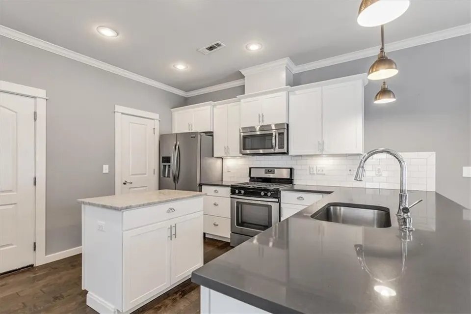 Building Photo - 1736 S 39th Pl