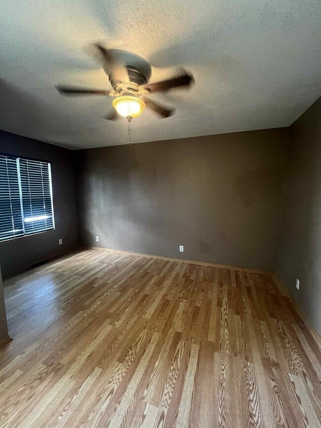 Building Photo - COMING SOON: CUTE 2 BEDROOM / 1 BATHROOM H...